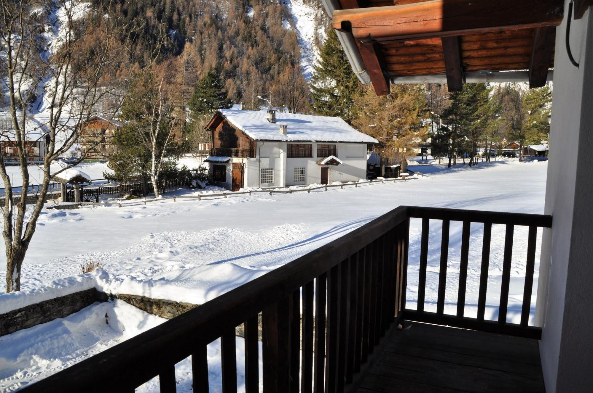 Flora Alpina Apartments-Residenza Verdebjo Грессоне-Сен-Жан Экстерьер фото